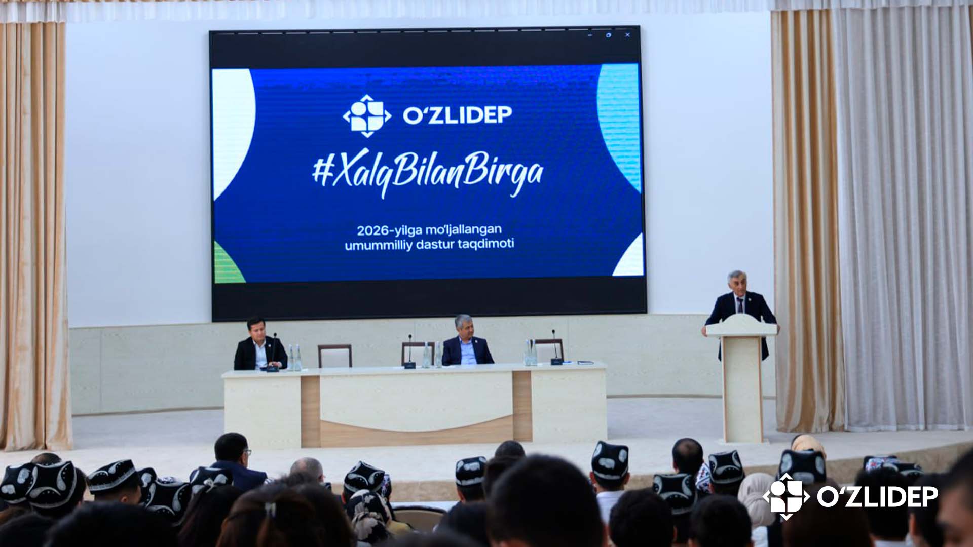 Talabalar deputatlar bilan uchrashuvda o‘zlari ishlab chiqqan innovatsion mahsulotlarni namoyish etishdi