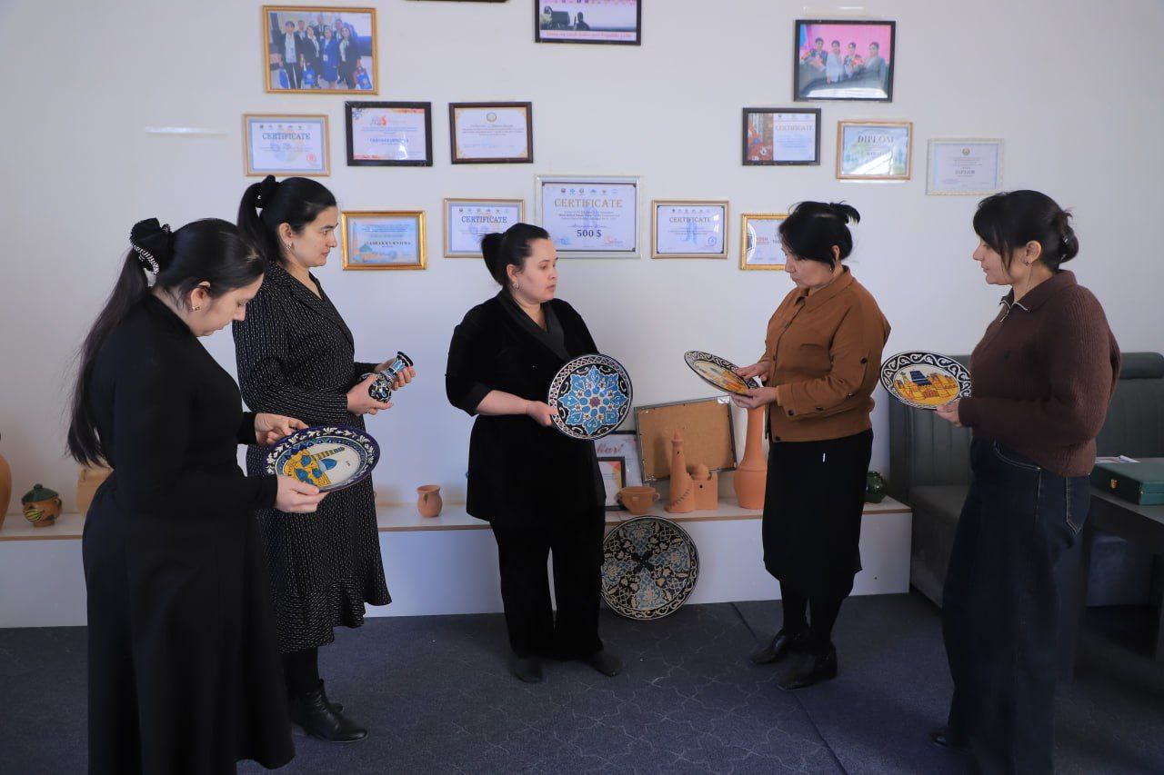 “Mahallaning ishbilarmon ayoli” loyihasi doirasida Xivadagi gilamdo‘z va kulolsoz xotin-qizlar faoliyati o‘rganildi